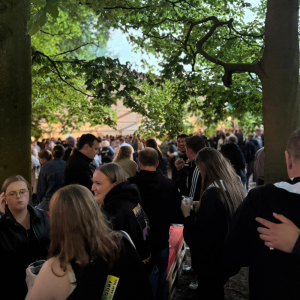 LDMA draußen, Menschen unter Bäumen am Feiern