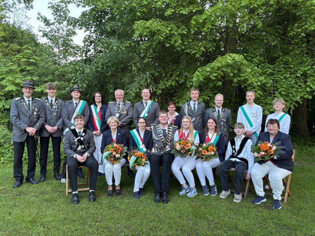 Schützen und Schützinnen in Uniform mit Scherpen